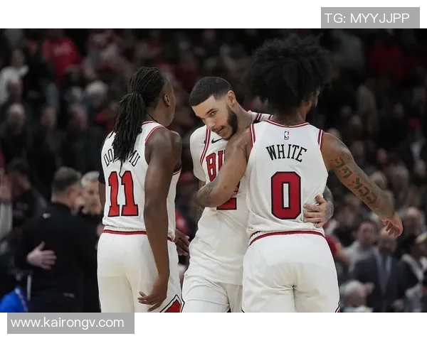 纽约尼克斯与猛龙激战正酣球迷期待精彩对决与绝妙表现 纽约尼克斯与猛龙激战正酣球迷期待精彩对决与绝妙表现